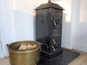 Hallabroにある5 person holiday home in Hallabro-By Traumの木の入ったバケツの横にある大きな金属製の箱