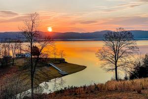 Fotografie z fotogalerie ubytování Smoky Mountain Lake Retreat v destinaci Dandridge + 42 fotografií