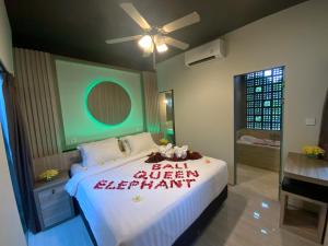 Giường trong phòng chung tại Bali queen elephant boutique villa +37 ảnh