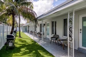 una fila de casas con sillas y una palmera en Sunflower Skies #1, en Fort Lauderdale