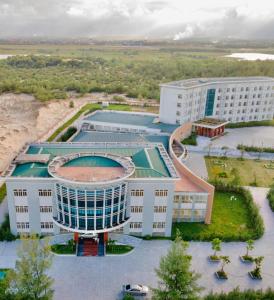 una vista aérea de un edificio con piscina en Khách Sạn 20-10, en Dong Hoi