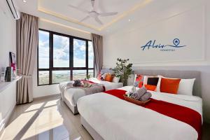 2 camas en una habitación con ventanas en Bali Residences 6-8pax I Water Park I 5minsJonkerSt Managed by Alviv Management en Melaka