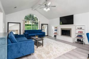 - un salon avec deux canapés bleus et une cheminée dans l'établissement Mountain Retreat! 4 BDR, 2 BTH Yosemite, Bass Lake, à Oakhurst