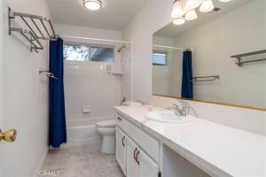 une salle de bain avec un lavabo, des toilettes et un miroir dans l'établissement Mountain Retreat! 4 BDR, 2 BTH Yosemite, Bass Lake, à Oakhurst 38 autres photos