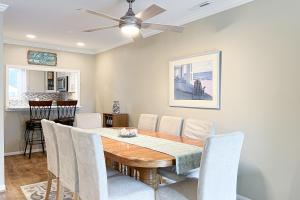 comedor con mesa de madera y sillas en Westwood --- 817 Beach Haven Unit C, en Bethany Beach