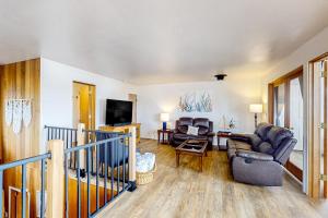 TV a/nebo společenská místnost v ubytování Sunset Port