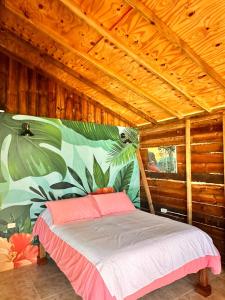 Un pat sau paturi într-o cameră la Humble Boy Retreat Storeroom Cabin
