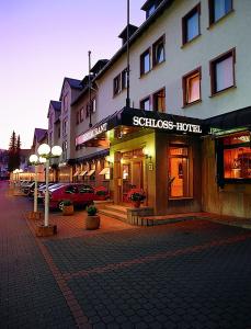 una calle en una ciudad con un hotel en Schloss Hotel Herborn, en Herborn