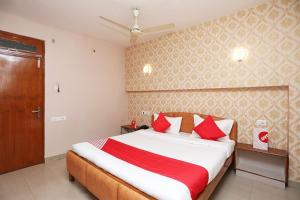 מיטה או מיטות בחדר ב-OYO Flagship Hotel Satnam