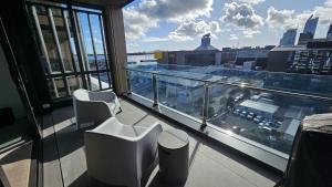 オークランドにあるWynyard Quarter One Bedroom Apartmentのバスルーム(トイレ2つ付)が備わり、市街の景色を望めます。 +3枚の写真