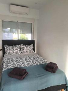 ein Bett in einem Schlafzimmer mit zwei Handtüchern darauf in der Unterkunft Casa Verde in Cales de Mallorca
