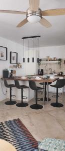 eine Küche mit Tischen und Stühlen und einem Deckenventilator in der Unterkunft Casa Verde in Cales de Mallorca
