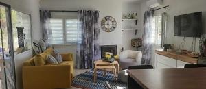 ein Wohnzimmer mit einem Sofa und einem Tisch in der Unterkunft Casa Verde in Cales de Mallorca