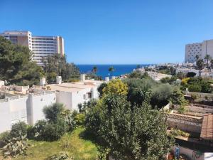 einen Blick auf eine Stadt mit dem Meer im Hintergrund in der Unterkunft Casa Verde in Cales de Mallorca