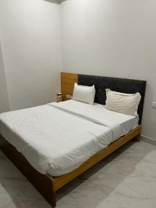 A bed or beds in a room at AMALTAAS HOMESTAY