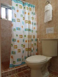 łazienka z toaletą i zasłoną prysznicową w obiekcie L&L Beach Resort w mieście Pandan