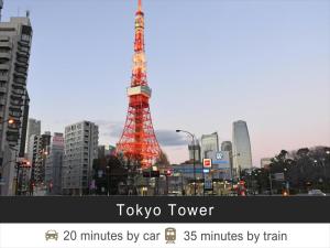 une photo de la tour tokyo dans une ville dans l'établissement Tokyu Stay Monzen-Nakacho, à Tokyo