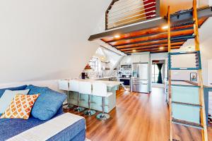 Loft con cocina y sala de estar con cama elevada en The Blue Beaver Cottage, en Rogers