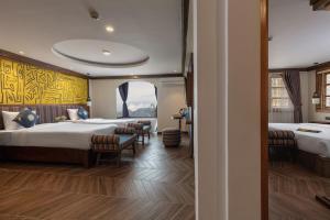 een hotelkamer met 2 bedden en een raam bij Hôteldesapa in Sa Pa