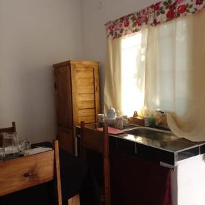 a kitchen with a sink and a window at Hospedaje Espindoliky in Bella Vista