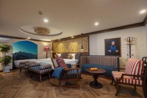 une chambre d'hôtel avec un lit, des chaises et une table dans l'établissement Hôteldesapa, à Sa Pa