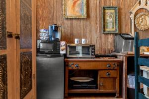 eine Küche mit einem Kühlschrank und einer Mikrowelle in der Unterkunft The Schoolhouse - Unit B 