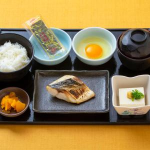 una bandeja de comida con arroz y un huevo. en Sauna & Capsule AMZA (mens only), en Osaka