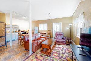 uma sala de estar com um sofá de couro e uma mesa em Cozy Mountain Hideaway em Waynesville