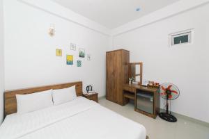 Postel nebo postele na pokoji v ubytování Mat Troi Vang Dalat Hotel