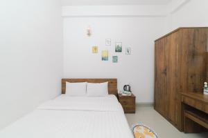 Postel nebo postele na pokoji v ubytování Mat Troi Vang Dalat Hotel