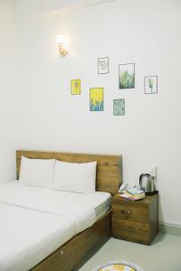 Postel nebo postele na pokoji v ubytování Mat Troi Vang Dalat Hotel