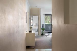 un couloir d'une maison avec une chambre avec un couloir dans l'établissement Spacious Two-Bedroom Apartment near Hospital, à Sydney