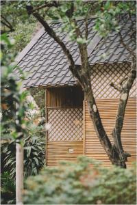 une porte en bois d'un bâtiment avec un toit dans l'établissement Trang An Mountain House, à Ninh Binh