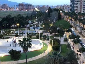 um parque com um parque de skate numa cidade à noite em Apartamento ARENSOL EN PRIMERA LINEA DE PLAYA em Cullera