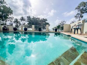 basen z krzesłem i niebieską wodą w obiekcie La Riviera One - Coastal Lifestyle - Three Bedroom w mieście South Mission Beach