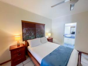 sypialnia z łóżkiem, 2 lampami i oknem w obiekcie La Riviera One - Coastal Lifestyle - Three Bedroom w mieście South Mission Beach