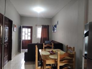 een woonkamer met een tafel en een bank bij Posadas Mateo in La Lima