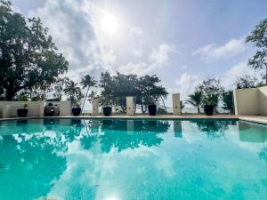 une grande piscine avec de l'eau bleue dans l'établissement La Riviera One Coastal Life Style One Bedroom, à South Mission Beach