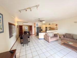 un salon avec un canapé et une table dans l'établissement La Riviera One Coastal Life Style One Bedroom, à South Mission Beach