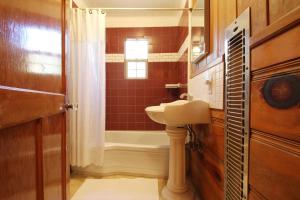 ein Badezimmer mit Waschbecken und Badewanne in der Unterkunft Ahwahnee-be Vintage Cabin - Walk to town! in Idyllwild + 20 Fotos