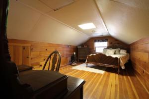 ein Schlafzimmer mit einem Bett in der Mitte eines Zimmers in der Unterkunft Ahwahnee-be Vintage Cabin - Walk to town! in Idyllwild