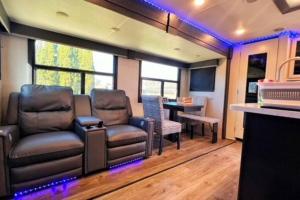 un soggiorno con sedie in pelle e un tavolo di Luxury Glamping near Idaho Event Center in Nampa a Nampa