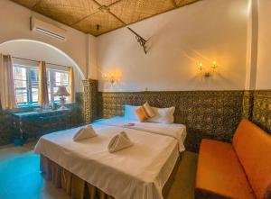 Un pat sau paturi într-o cameră la Le Casablanca Hotel