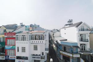 una vista aérea de una ciudad con edificios en Mat Troi Vang Dalat Hotel, en Da Lat