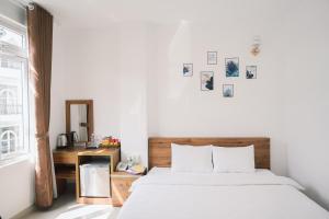 Postel nebo postele na pokoji v ubytování Mat Troi Vang Dalat Hotel