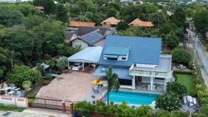 Luftaufnahme eines Hauses mit Swimmingpool in der Unterkunft 高尔夫泳池花园6卧高端别墅 in Ban Huai Yai
