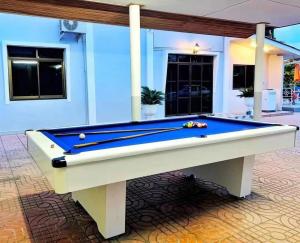 ein Billardtisch vor einem Haus in der Unterkunft 高尔夫泳池花园6卧高端别墅 in Ban Huai Yai