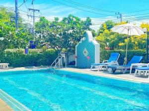 ein Haus mit Pool und ein Haus mit Haus in der Unterkunft 高尔夫泳池花园6卧高端别墅 in Ban Huai Yai + 8 Fotos