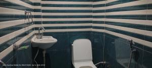 a bathroom with a toilet and a sink at HOTEL AYODHYA PAYING GUEST in Ayodhya