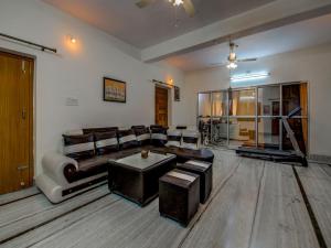 sala de estar con sofá y mesa en OYO Flagship Corporate Club, en Ranchi